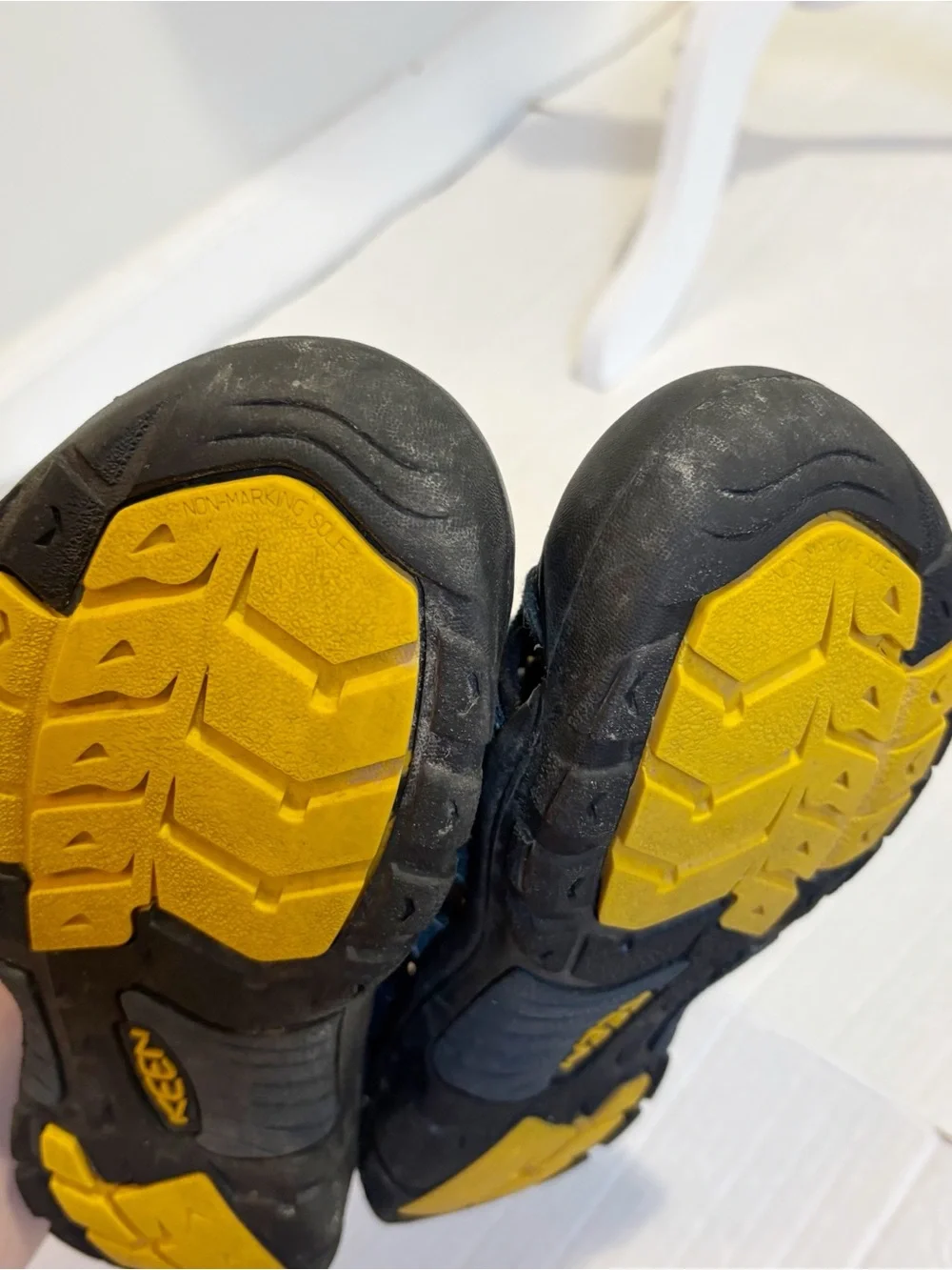 Keen Newport Sandals Big Kid’s Size 5 Hiking Water Shoes Keens Outdoor Travel